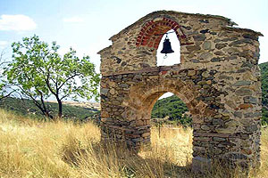 Το γραφικό καμπαναριό στο μοναστήρι της Παναγίας