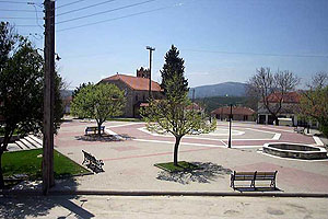 Η Πλατεία(Άζωρος)