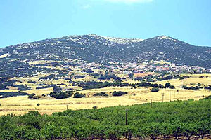 Στο βάθος, το Σαραντάπορο